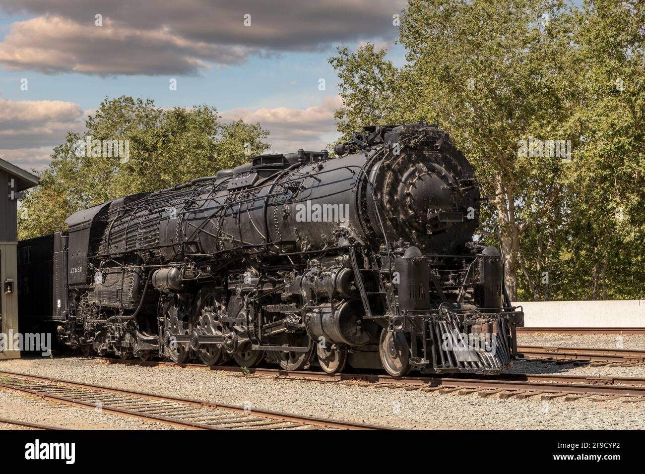 Massive Dampfmaschine Santa Fe 2925 im Hof des California State Railroad Museum in Sacramento. Helle Farben und blauer Himmel. Stockfoto