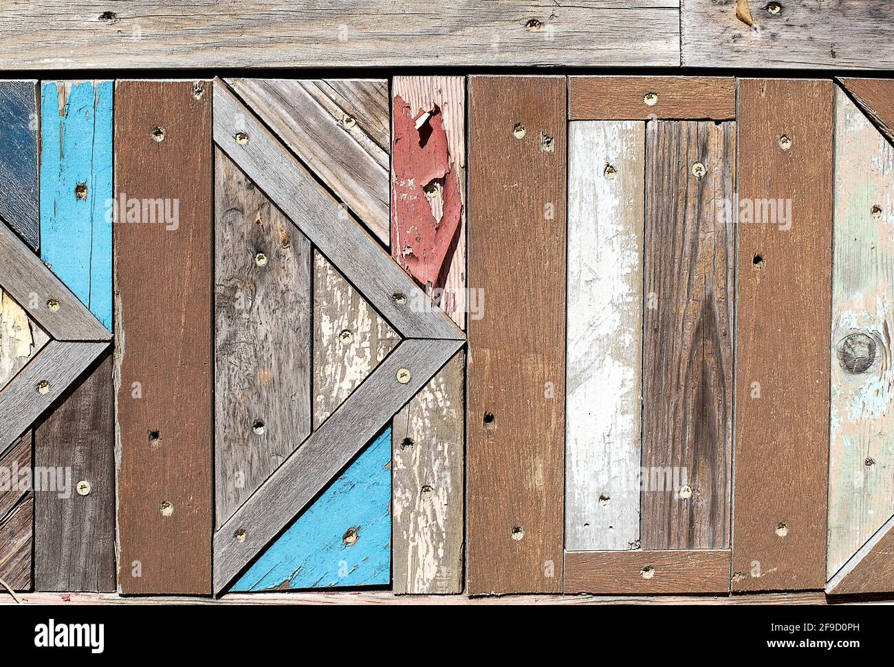 Verwitterte, schäbig-schicke strukturierte Holzwand Stockfoto