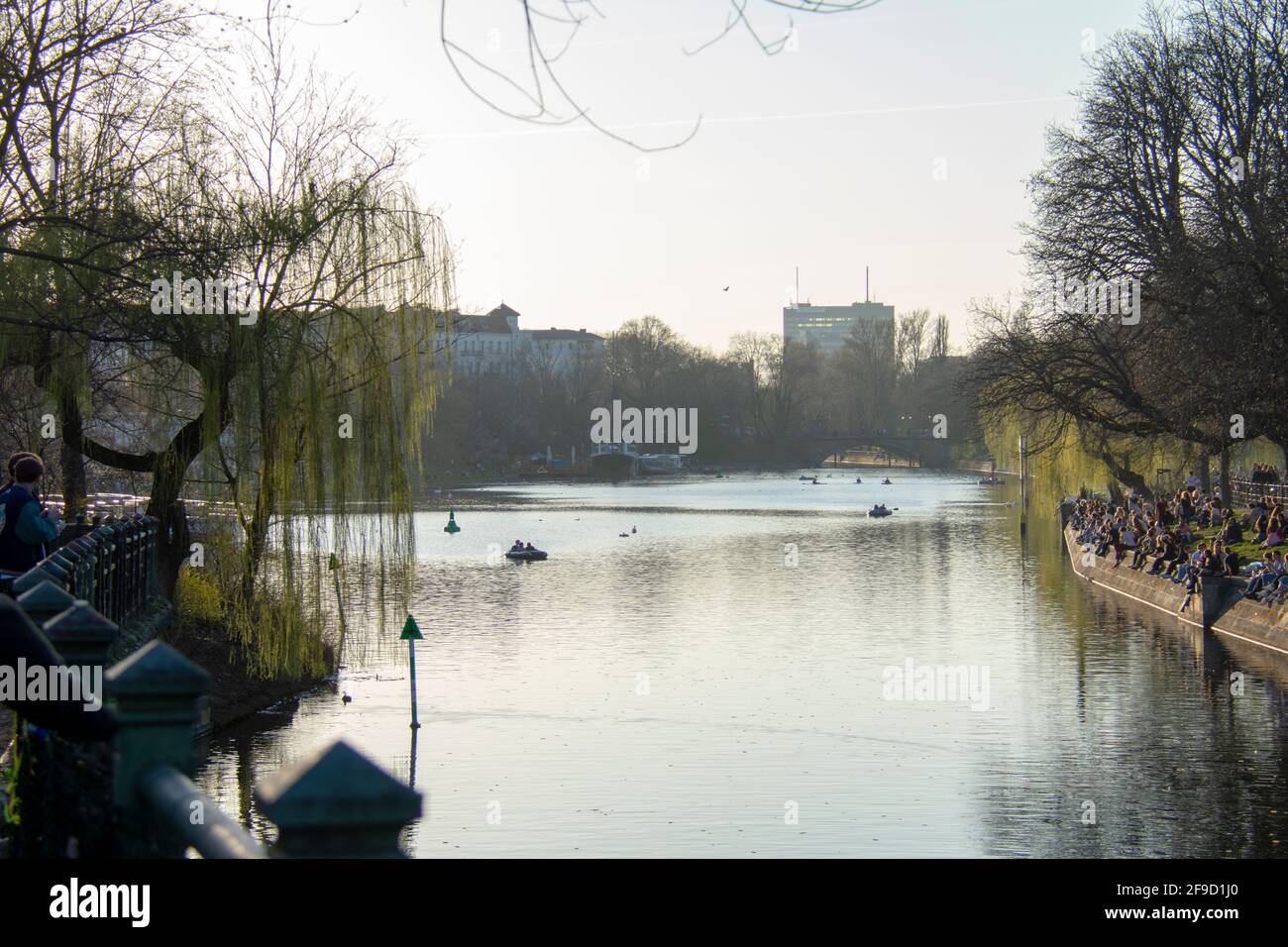 Blick auf die Landschaft mit Menschen, die entlang der Spree hingen Kreuzberg Berlin Stockfoto