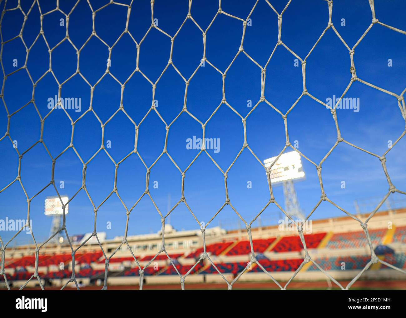 Fußballtor-Netz für das Heroe de Nacozari Stadion und Beleuchtung für das Fußballfeld, Reflektoren. Sportbeleuchtung. 13. April 2021 (© Foto: LuisGutierr Stockfoto
