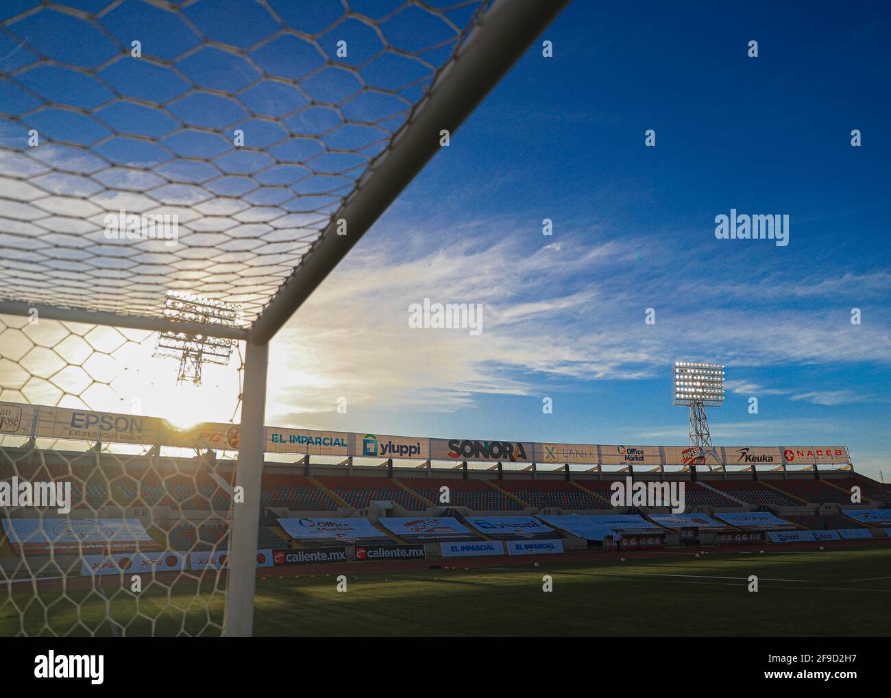 Sonnenuntergang im Heroe de Nacozari Stadion und Beleuchtung für das Fußballfeld, Reflektoren. Sportbeleuchtung. 13. April 2021 (© Foto: LuisGutierrez / Norte Stockfoto