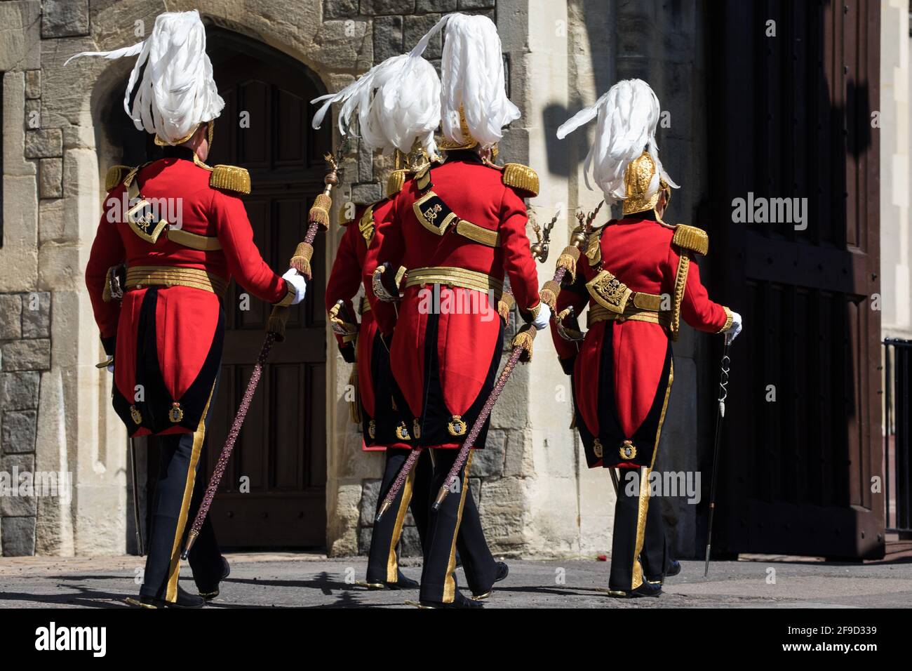 Windsor, Großbritannien. April 2021. Mitglieder der Streitkräfte kommen in Schloss Windsor an, um an der Beerdigung des Herzogs von Edinburgh teilzunehmen. Die Beerdigung von Prinz Philip, dem Ehemann von Königin Elizabeth II., findet in der St. George's Chapel in Windsor Castle statt, wobei die Zeremonie gemäß den aktuellen Einschränkungen für Coronaviren auf 30 Trauernde beschränkt ist. Kredit: Mark Kerrison/Alamy Live Nachrichten Stockfoto