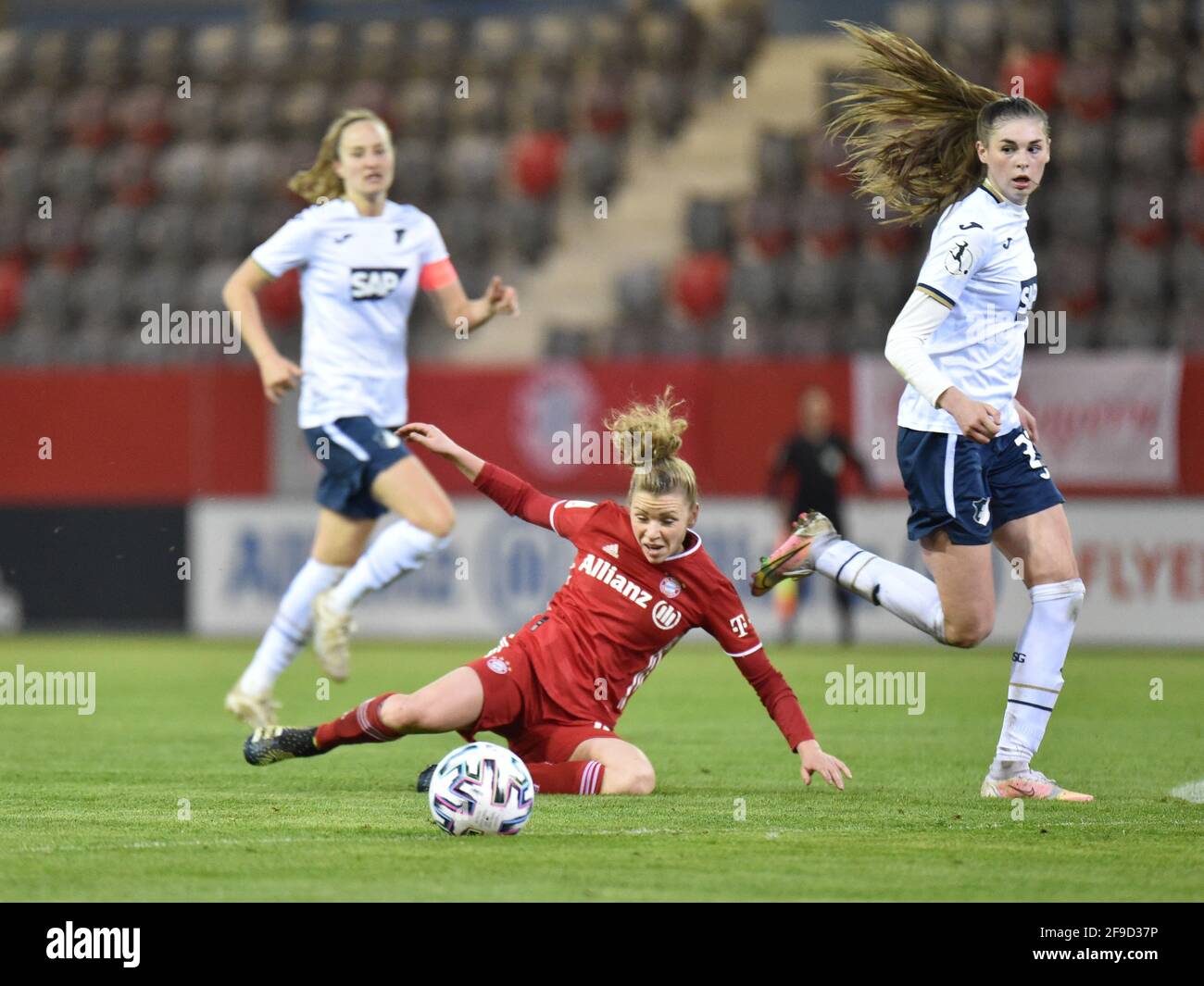 München, Deutschland. April 2021. Linda Dallmann (10 FC Bayern München) im Einsatz beim Flyeralarm Frauen Bundesligaspiel zwischen dem FC Bayern München und der TSG Hoffenheim auf dem FC Bayern Campus in München. Kredit: SPP Sport Pressefoto. /Alamy Live News Stockfoto