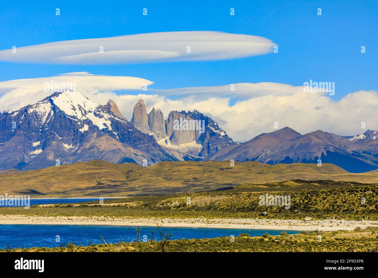 Der zerklüftete Granit Torres del Paine Gipfel und Türme im Torres del Paine Nationalpark, Patagonien, Südchile, Blick über den Sarmiento See Stockfoto