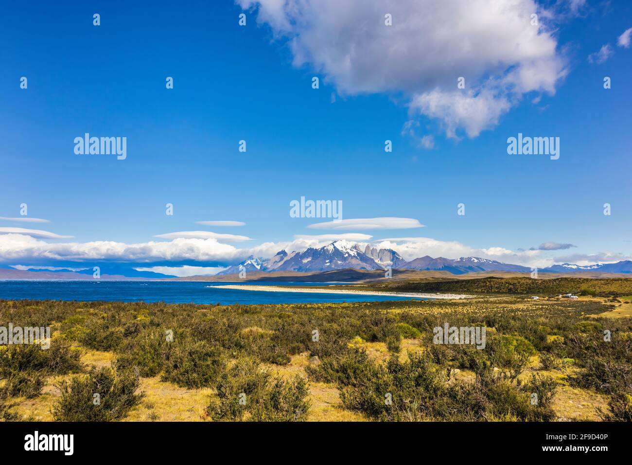 Blick auf die zerklüfteten Granitgipfel der Torres del Paine im Torres del Paine Nationalpark, Patagonien, Südchile, Blick über den Sarmiento-See Stockfoto
