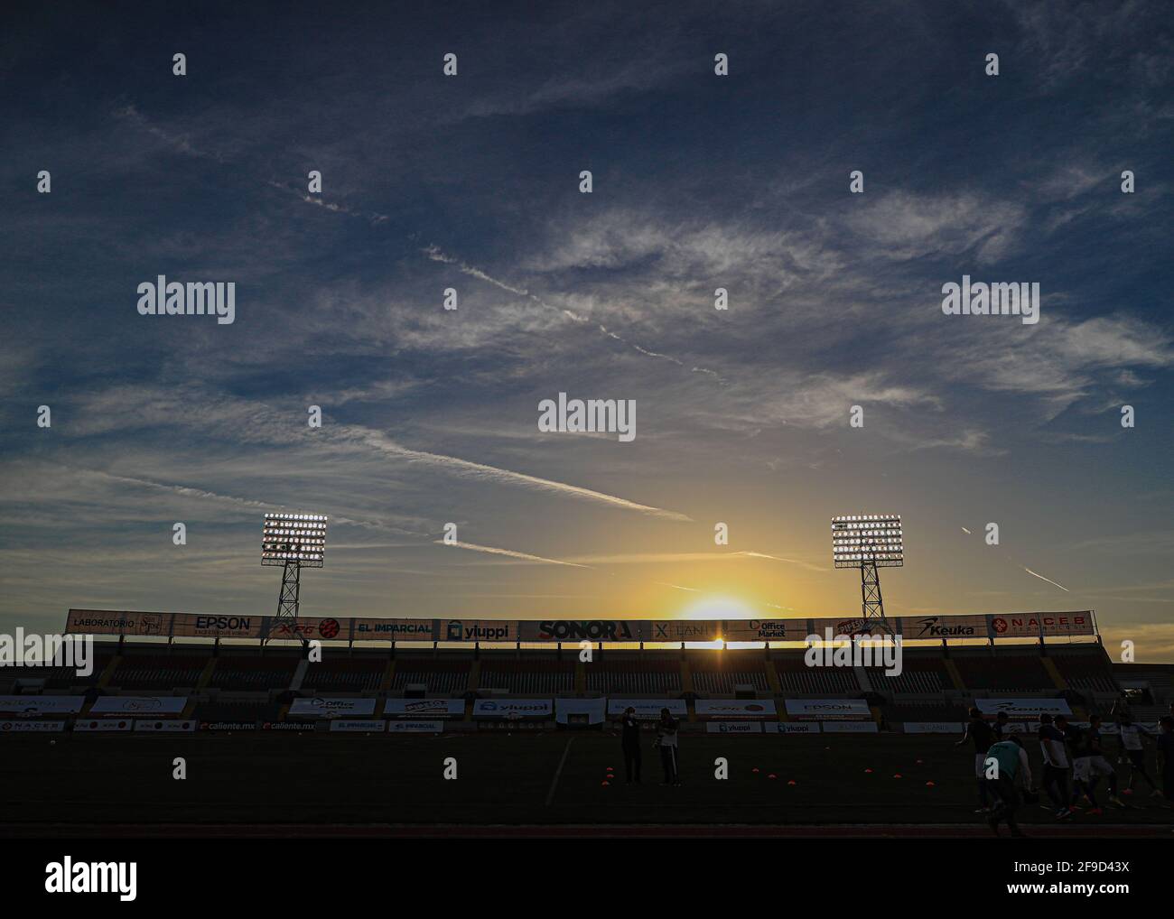 Sonnenuntergang im Heroe de Nacozari Stadion und Beleuchtung für das Fußballfeld, Reflektoren. Sportbeleuchtung. 13. April 2021 (© Foto: LuisGutierrez / Norte Stockfoto