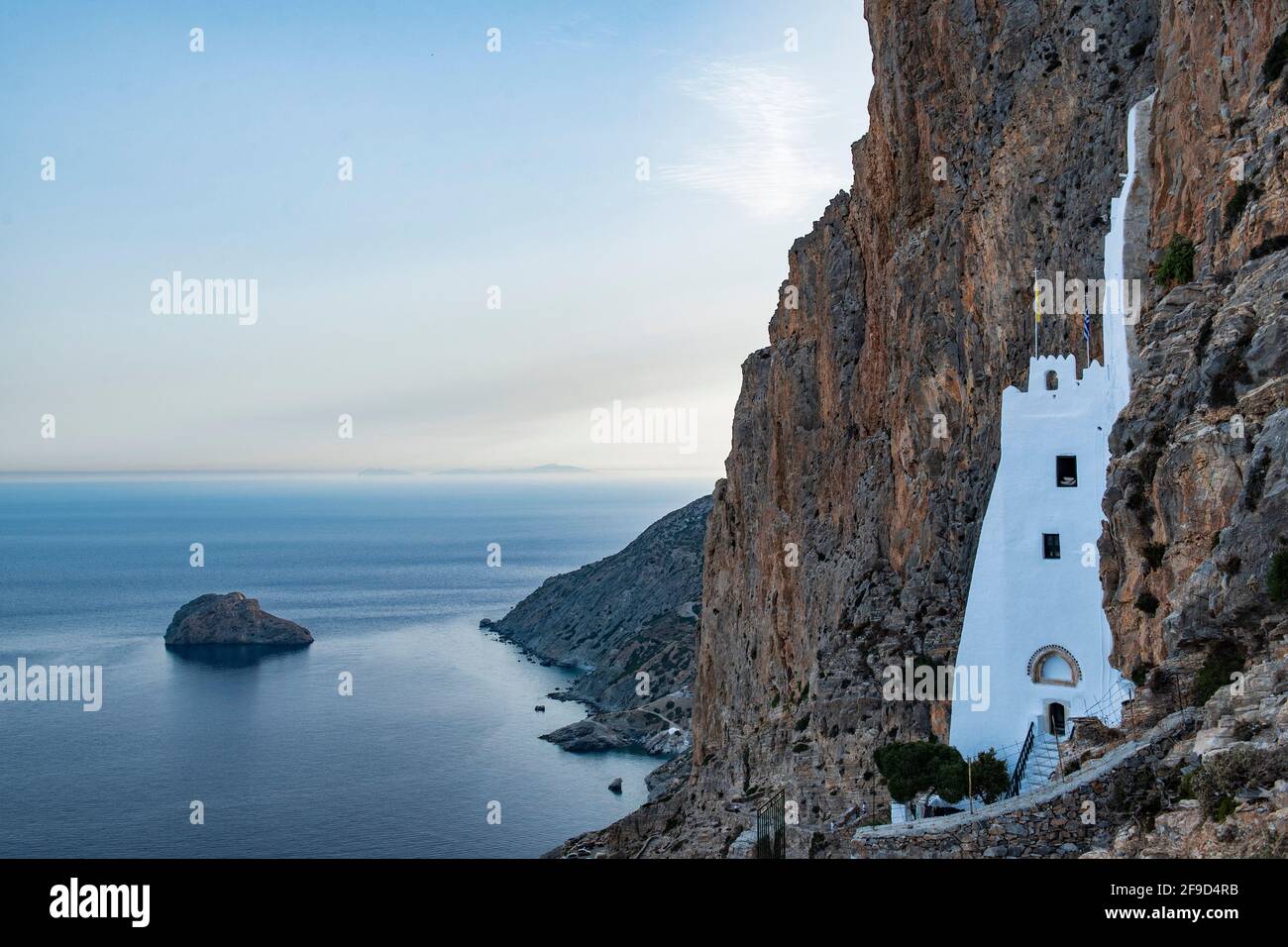 Kloster Panagia Hozoviotissa, Insel Amorgos, Kykladen, Griechenland. Die Konstruktion auf einem Felsen geht auf das Jahr 1088 zurück. Stockfoto