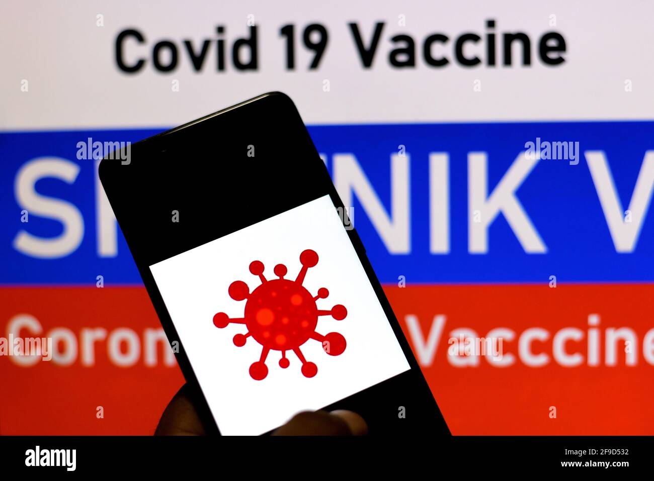 Indien. April 2021. Auf diesem Foto abgebildet ist ein Covid 19-Logo, das auf einem Smartphone mit einem Sputnik V-Logo im Hintergrund zu sehen ist. (Foto: Avishek das/SOPA Images/Sipa USA) Quelle: SIPA USA/Alamy Live News Stockfoto