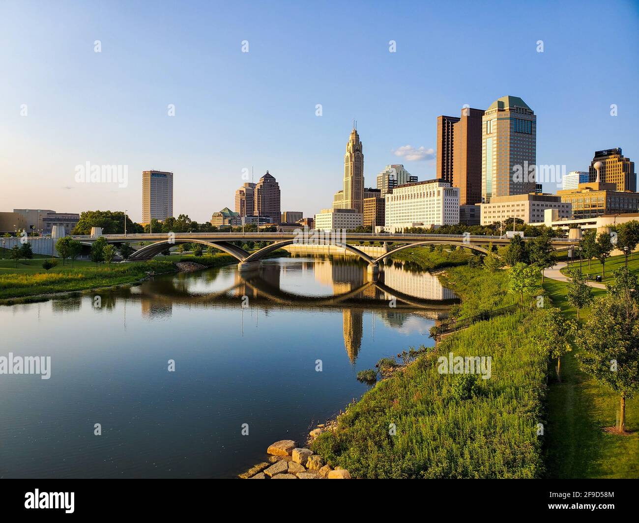 Skyline von Columbus Downtown von der Bicentennial Park Bridge, Ohio, USA Stockfoto