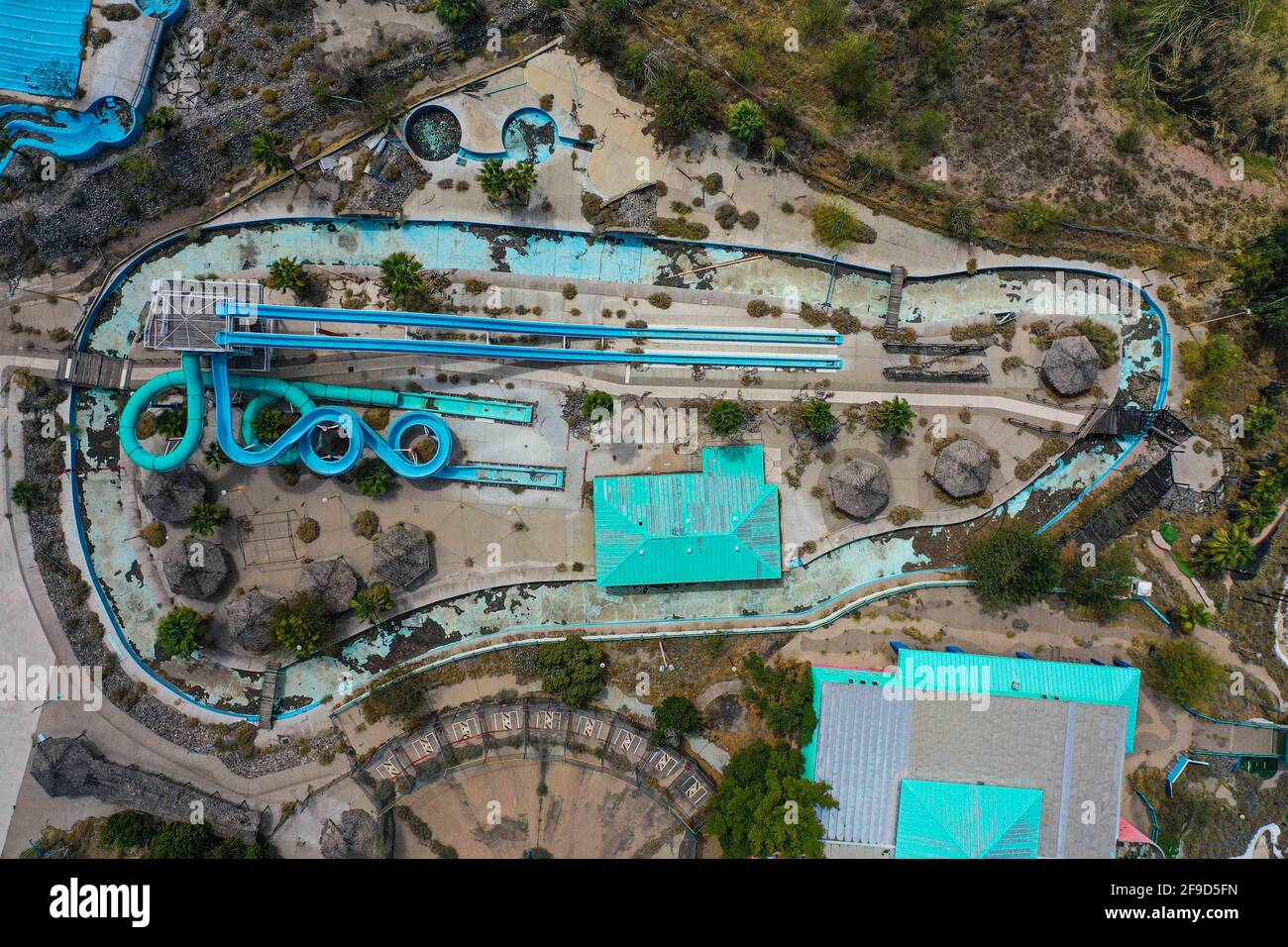 Luftaufnahme der Wasserrutsche und Freizeit-Wasserpark La Sauceda Hermosillo, Mexiko .. Luftlandschaft ... verlassenen Park, vergessen, verkommen, heruntergekommen, Vergnügungspark (© Foto: LuisGutierrez / NortePhoto.com) Vista aerea del area de toboganes y parque acuatico recreativo La Sauceda Hermosillo, Mexiko.. Paisaje aereo...parque abandonado, olvidado, dererioro, deferado, parque de diversiones (© Foto: LuisGutierrez / NortePhoto.com) Stockfoto