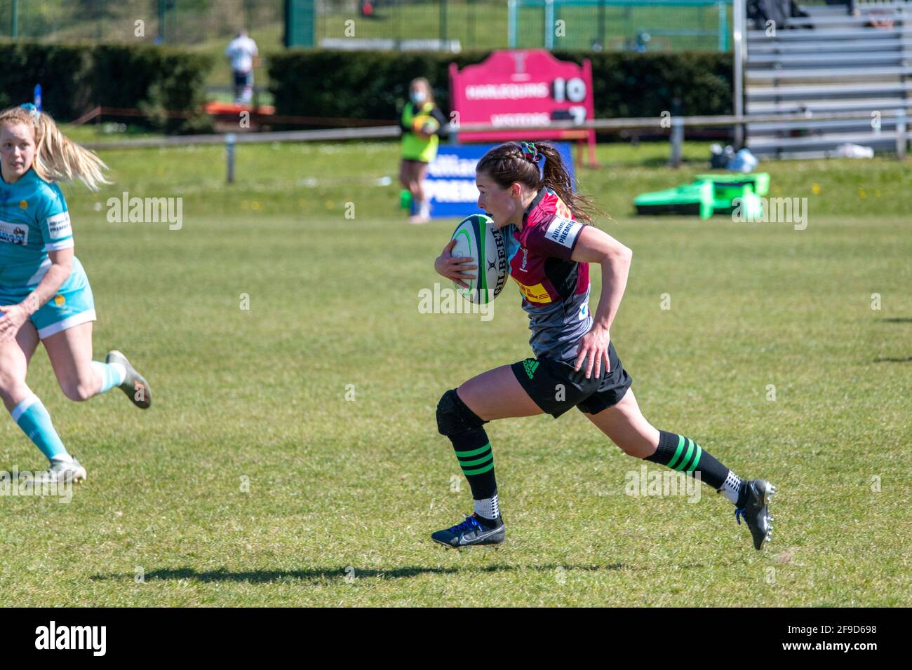 Guildford, Großbritannien. April 2021. Lucy Parker (9 Harlequins Women) läuft beim Allianz Premier 15-Spiel zwischen Harlequins Women und Worcester Warriors Women im Surrey Sports Park in Guildford, England, um einen Versuch zu machen. Kredit: SPP Sport Pressefoto. /Alamy Live News Stockfoto