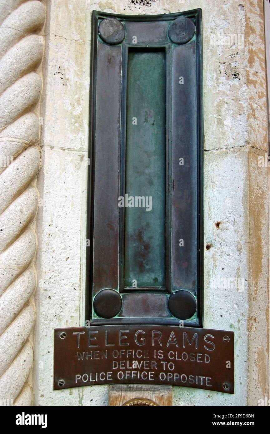 Briefkasten für die Aufnahme von Telegrammen an der Außenseite der alten Hafenbehörde in Southampton, Hampshire. Stockfoto