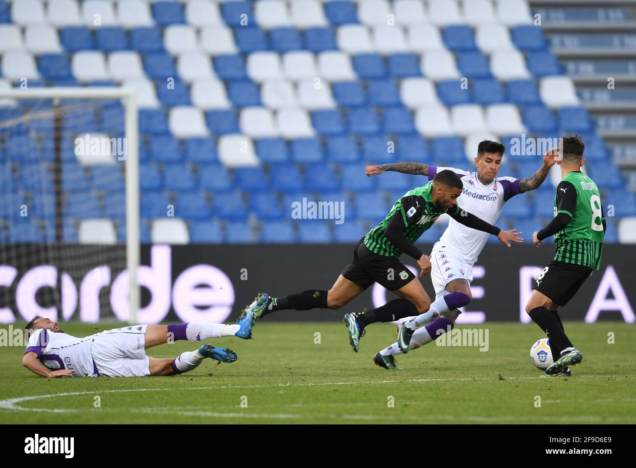 Alejo Pezzella (Fiorentina)Gregoire Defrel (Sassuolo)Erick Pulgar (Fiorentina)Maxime Lopez (Sassuolo) beim italienischen Spiel der Serie A zwischen Sassuolo 3-1 Fiorentina im Mapei-Stadion am 17. April 2021 in Reggio Emilia, Italien. Quelle: Maurizio Borsari/AFLO/Alamy Live News Stockfoto