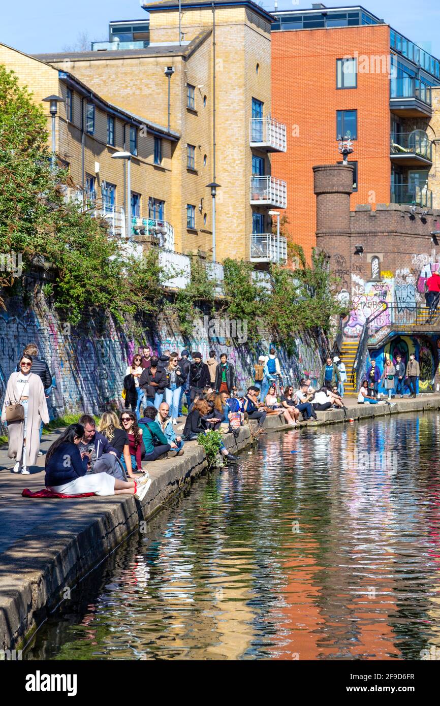 17. April 2021 - London, Großbritannien, Menschen, die an einem sonnigen Wochenende am Regents Canal in der Nähe des Camden Market sitzen, nachdem die Sperrung der Coronavirus-Pandemie gelockert wurde Stockfoto