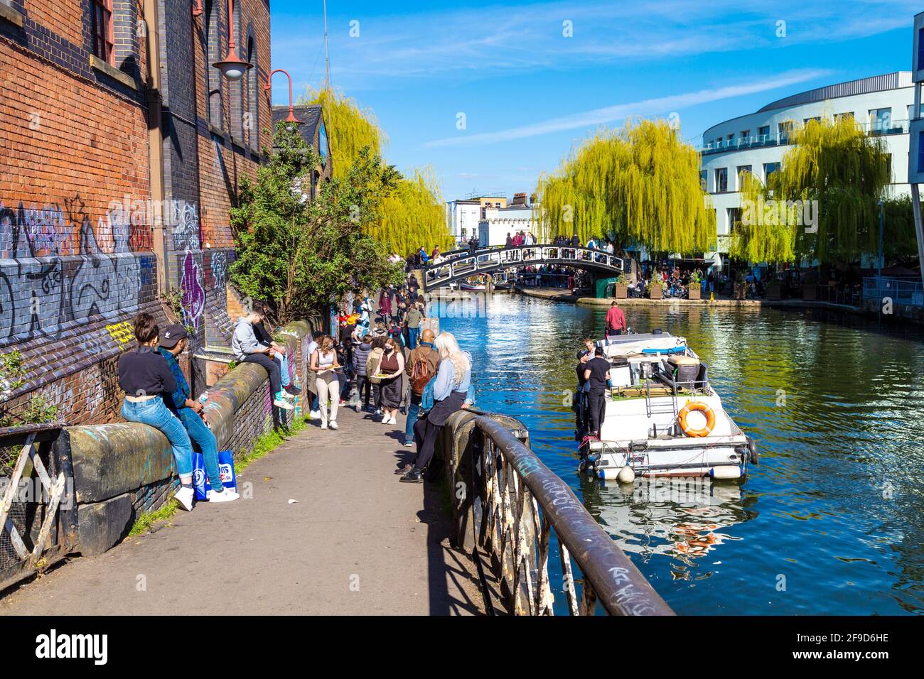 17. April 2021 - London, Großbritannien, Menschen sitzen an einem sonnigen Wochenende am Regents Canal und Camden Lock in der Nähe des Camden Market, nachdem die Sperrung der Coronavirus-Pandemie gelockert wurde Stockfoto