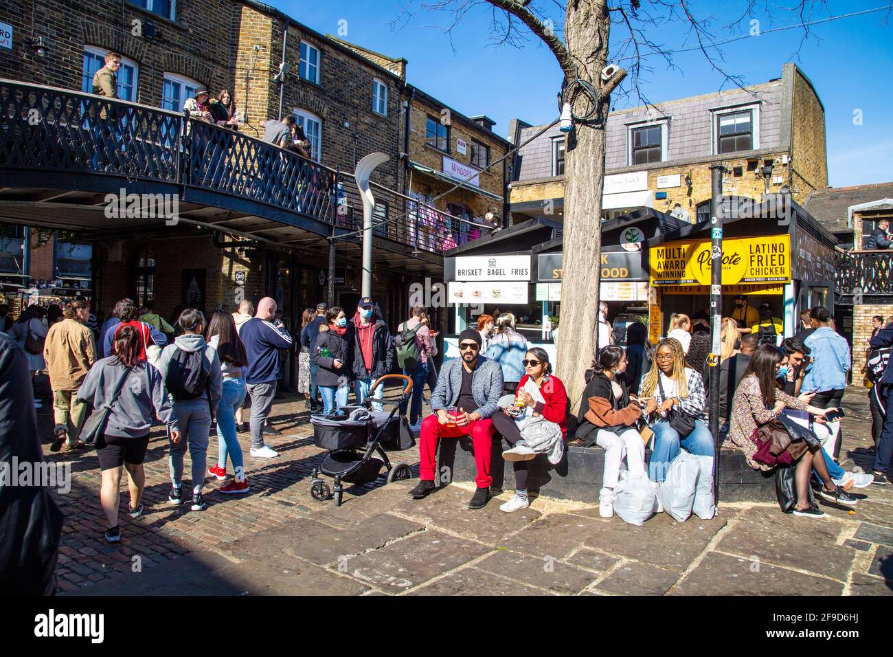 17. April 2021 - London, Großbritannien, Camden Market zog an einem sonnigen Wochenende nach der Lockerung der Blockierung der Coronavirus-Pandemie Massen an Stockfoto