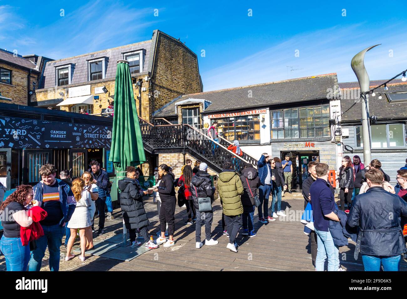 17. April 2021 - London, Großbritannien, Camden Market zog an einem sonnigen Wochenende nach der Lockerung der Blockierung der Coronavirus-Pandemie Massen an Stockfoto