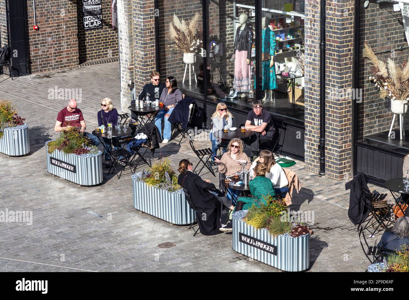 17. April 2021 - London, Großbritannien, Menschen essen an einem sonnigen Wochenende im Freien in einem Restaurant in Coal Drops Yard, Kings Cross, nachdem die Sperrung der Coronavirus-Pandemie gelockert wurde Stockfoto