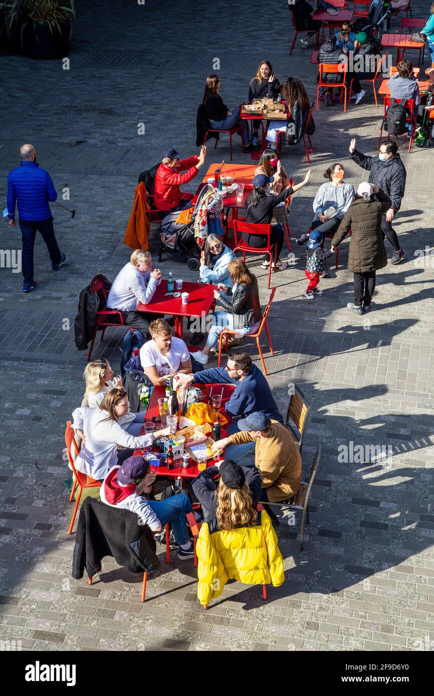 17. April 2021 - London, Großbritannien, Menschen essen an einem sonnigen Wochenende im Freien in einem Restaurant in Coal Drops Yard, Kings Cross, nachdem die Sperrung der Coronavirus-Pandemie gelockert wurde Stockfoto