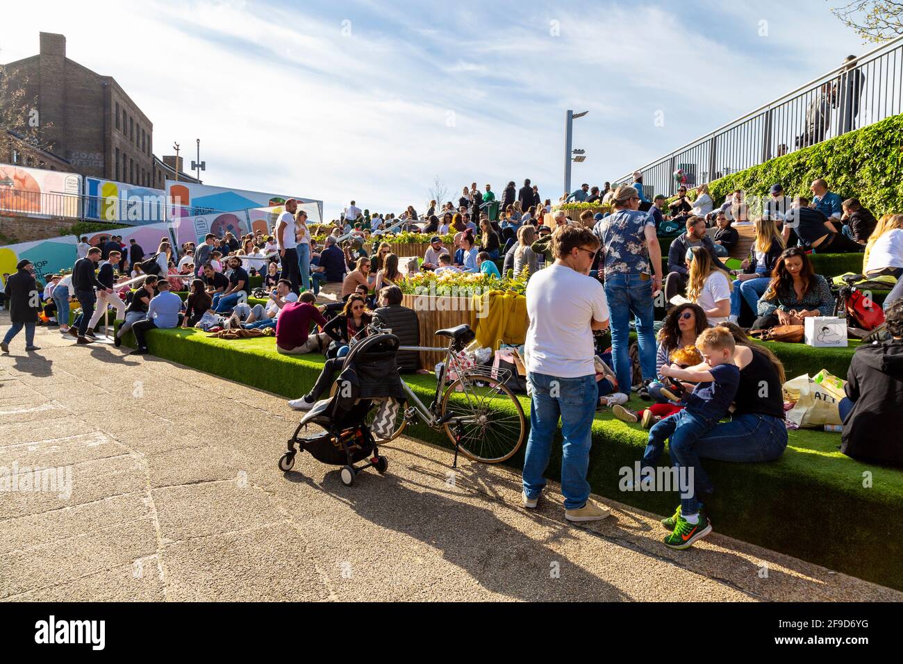 17. April 2021 - London, Großbritannien, Menschen sitzen an einem sonnigen Wochenende am Regents Canal am Granary Square, Kings Cross, nachdem die Sperrung der Coronavirus-Pandemie gelockert wurde Stockfoto