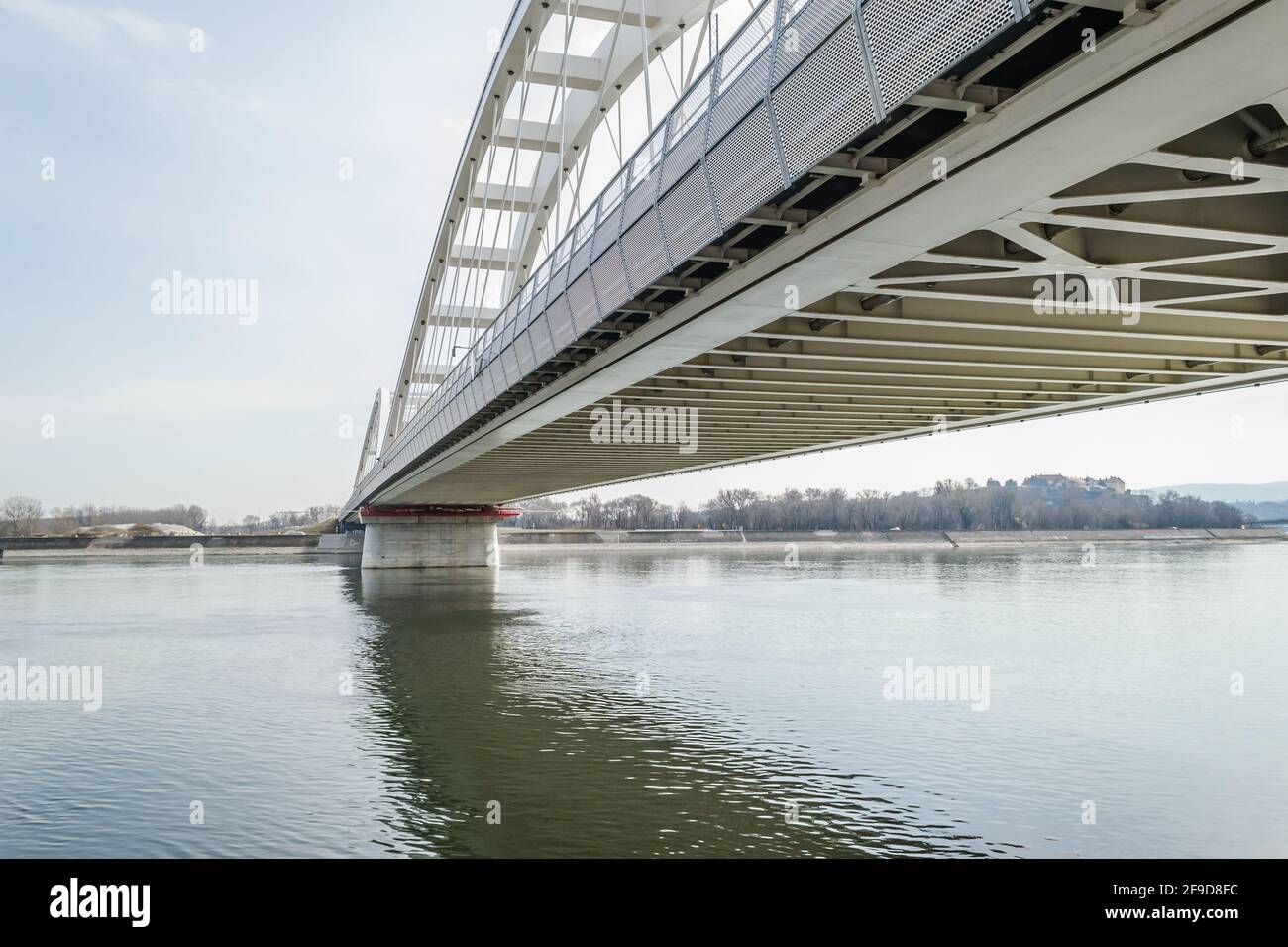 Novi Sad, Serbien - März 08. 2021: Zezelj-Brücke auf der Donau in Novi Sad Serbien. Die Aussicht auf die gebaute New Zezelj Brücke von der Petrovara aus gesehen. Stockfoto