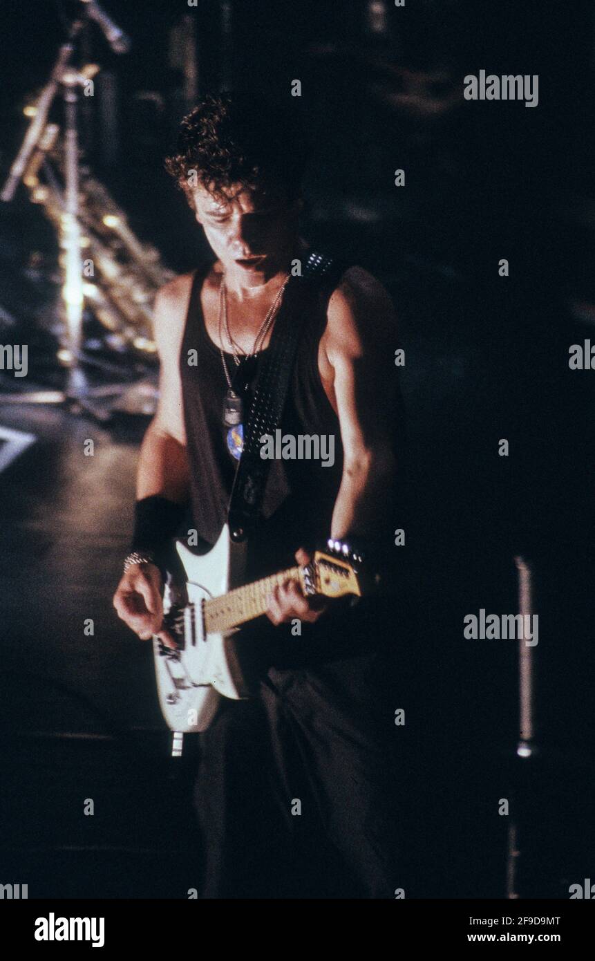 INXS in Aktion: Lead Gitarrist Tim Farriss während der Münchner Show im Deutschen Museum 1988. Stockfoto