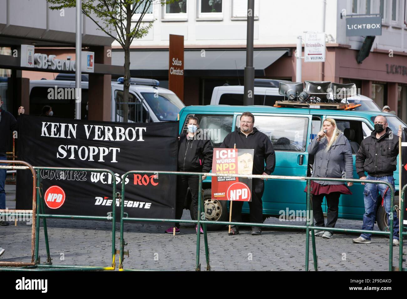 Rechtsgerichtete Demonstranten protestieren mit Transparenten und Fahnen. Rund 10 Demonstranten der beiden rechten Parteien „die Rechte“ und NPD protestierten in Worms zum 500. Jahrestag des Auftritts des Reformators Martin Luther auf dem Reichstag von Worms. Sie protestierten gegen die Instrumentalisierung Martin Luthers durch die deutsche evangelische Kirche und wollten seine nationalen Aspekte stärker in den Vordergrund rücken. Der Protest wurde von rund 100 Gegendreaktionen konfrontiert. (Foto von Michael Debets/Pacific Press) Stockfoto