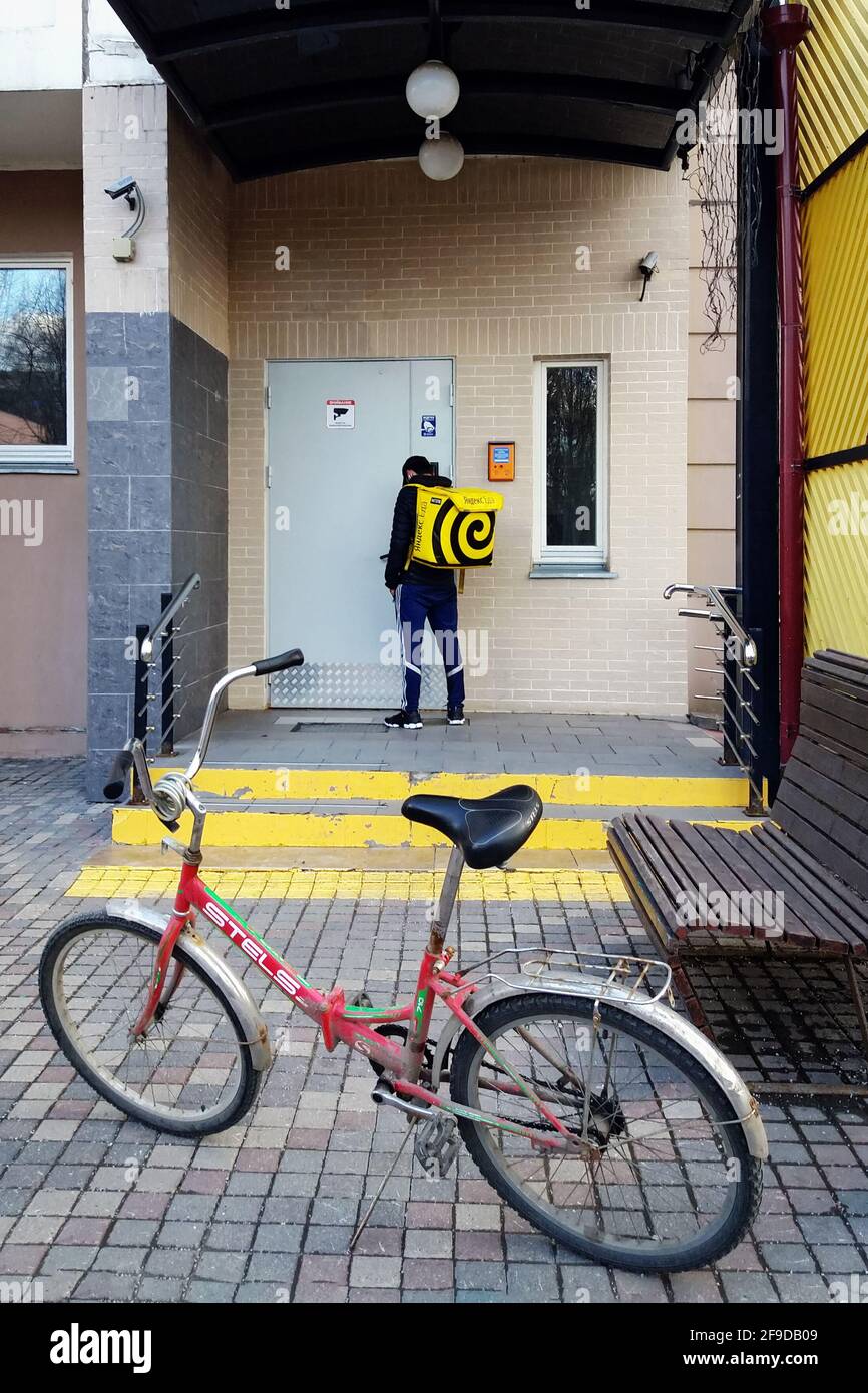 Yandex Food Delivery Kurier an der Kundentür, Auftrag geliefert, Moskau, 09.04.2021 Stockfoto