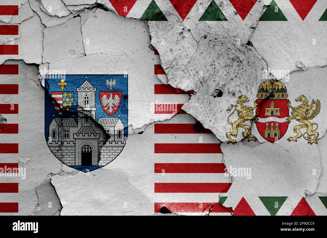 Flaggen des Bezirks III. (Obuda-Bekssmegyer) und Budapest auf rissige Wand gemalt Stockfoto