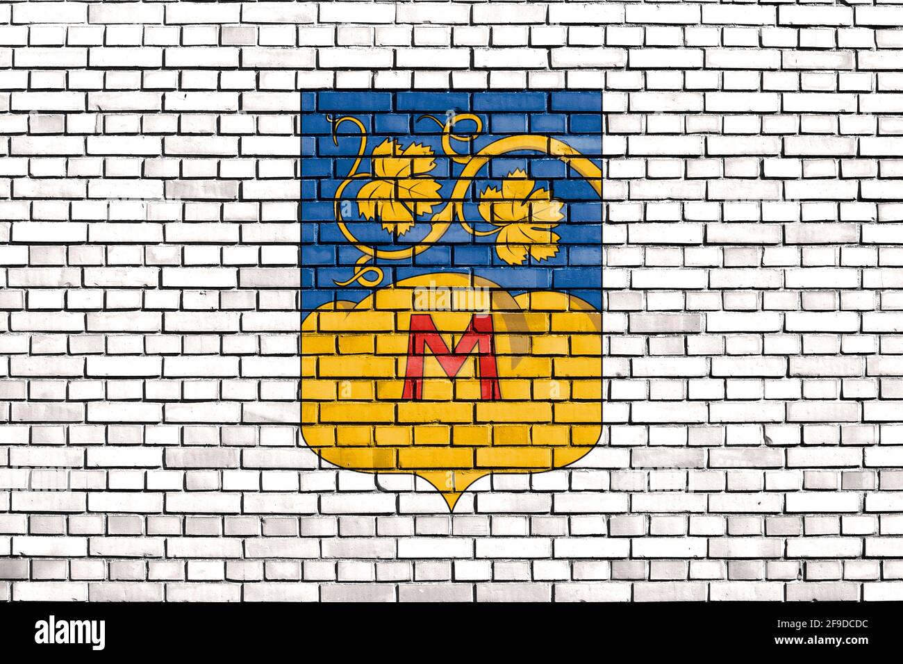 Flagge von Monor, Ungarn auf Ziegelmauer gemalt Stockfoto