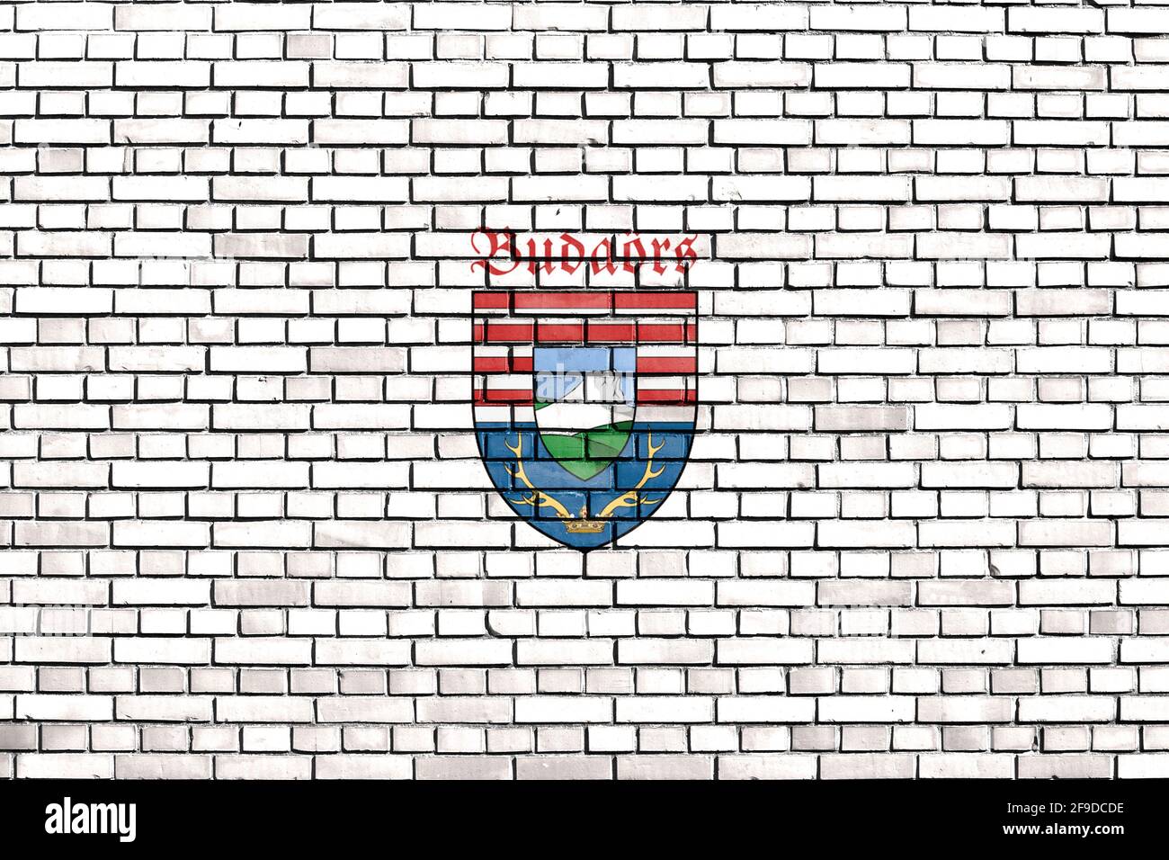 Flagge von Budaors auf Ziegelwand gemalt Stockfoto