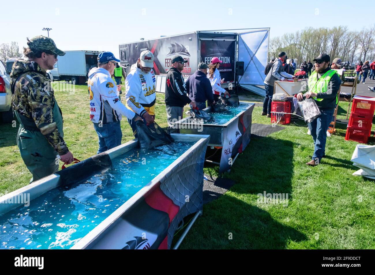 Port Clinton, Ohio, 16-17. April 2021, Cabelas Walleye Circuit, 7 - 3 Uhr Angelwettbewerb, Fische am Leben halten, bevor sie wiegen Stockfoto