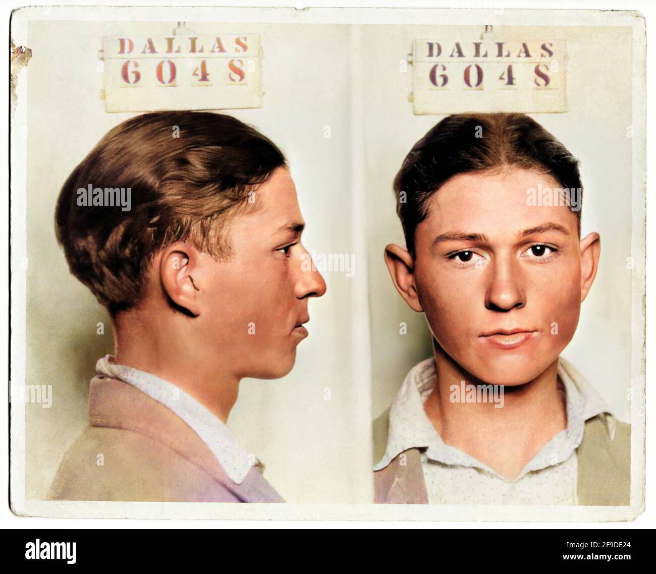 1926 , Dallas , Texas , USA : The Clyde Barrow , im Alter von ca. 17 Jahren, Mug Shot - Police Dept. Dallas 6048 . Das berühmte Gangsterpaar BONNIE PARKER ( 1910 - 1934 ) und CLYDE BARROW ( 1909 - 1934 ). Entgegen der landläufigen Meinung haben die beiden nie geheiratet. Sie waren in einer langjährigen Beziehung. Posiert vor einem Ford V8-Automobil von 1932. Nach ihrem Tod am 23. Mai 1934 von Bonnie und Clyde erholt. Unbekannter Fotograf. DIGITAL EINGEFÄRBT . - MUGSHOT - Mug-Shot - OUTLAWS - KILLER - ASSASSINO - delinquente - criminalità organizzata - GANGSTERN - Bos - CRONAKA NERA - CRIMINALE - FOTO SegnaLET Stockfoto