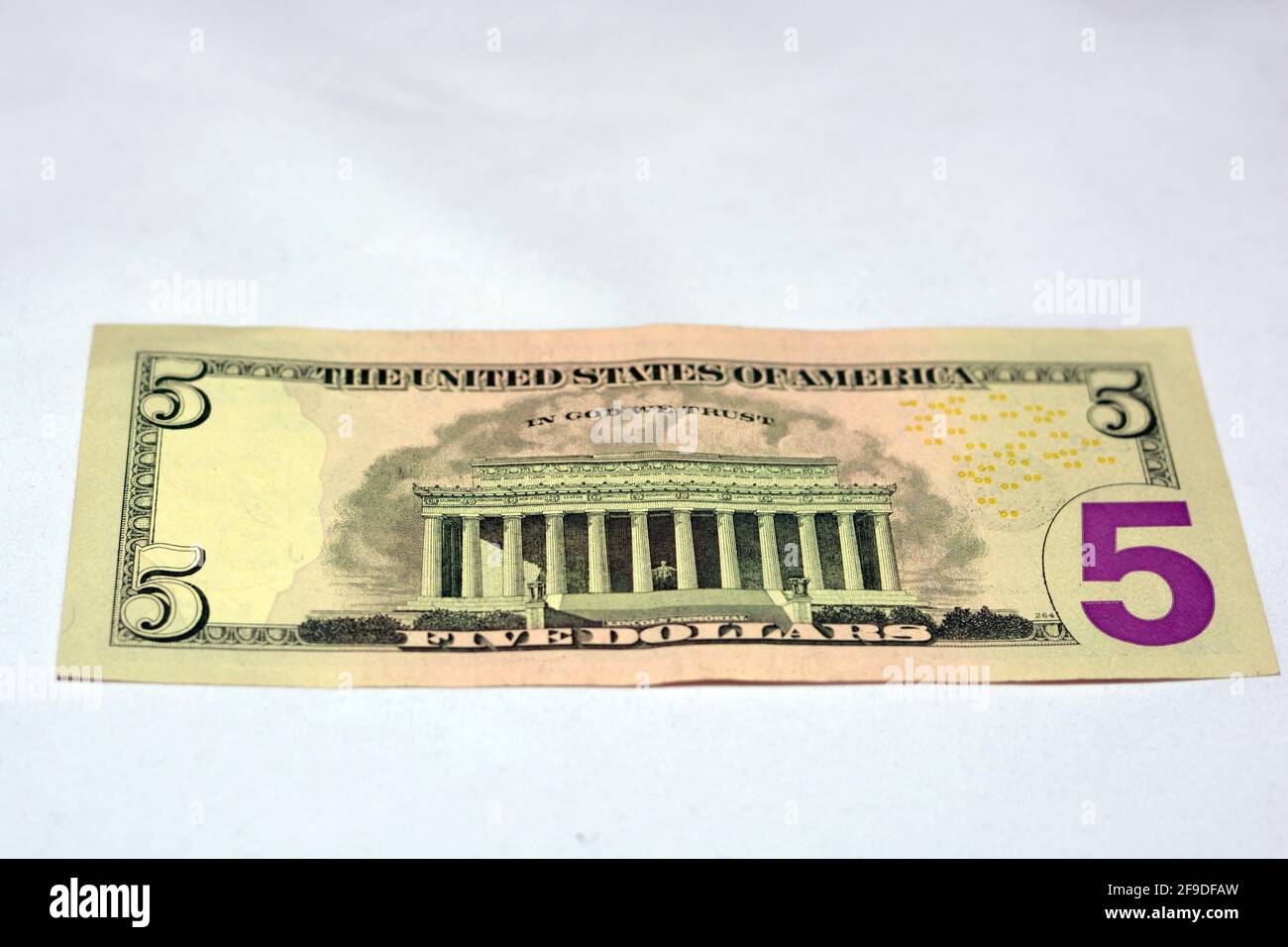 Rückseite des 5-Dollar-Porträts, Hintergrund der 5-Dollar-Banknote, selektiver Fokus, us-Dollar-Banknote Stockfoto