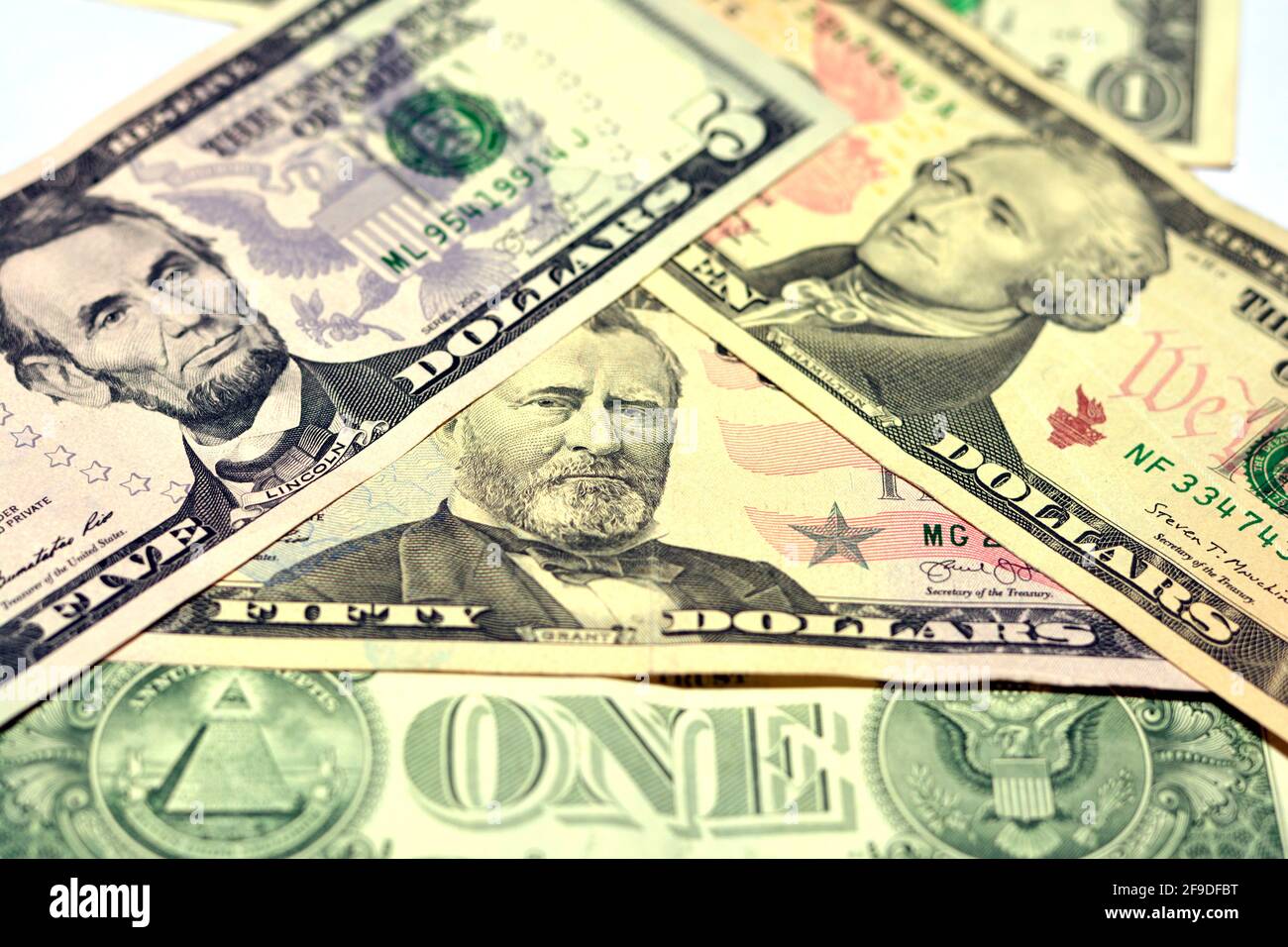 Amerikanischer Geldhintergrund, amerikanische Dollar-Rechnung von 1, 5, 10 und 50 Dollar, selektiver Fokus der verschiedenen Banknoten Stockfoto