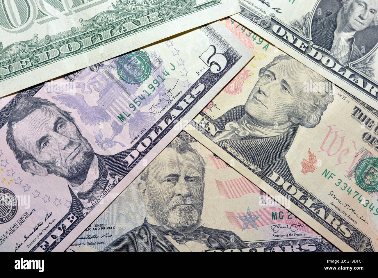 Amerikanischer Geldhintergrund, amerikanische Dollar-Rechnung von 1, 5, 10 und 50 Dollar, selektiver Fokus der verschiedenen Banknoten Stockfoto
