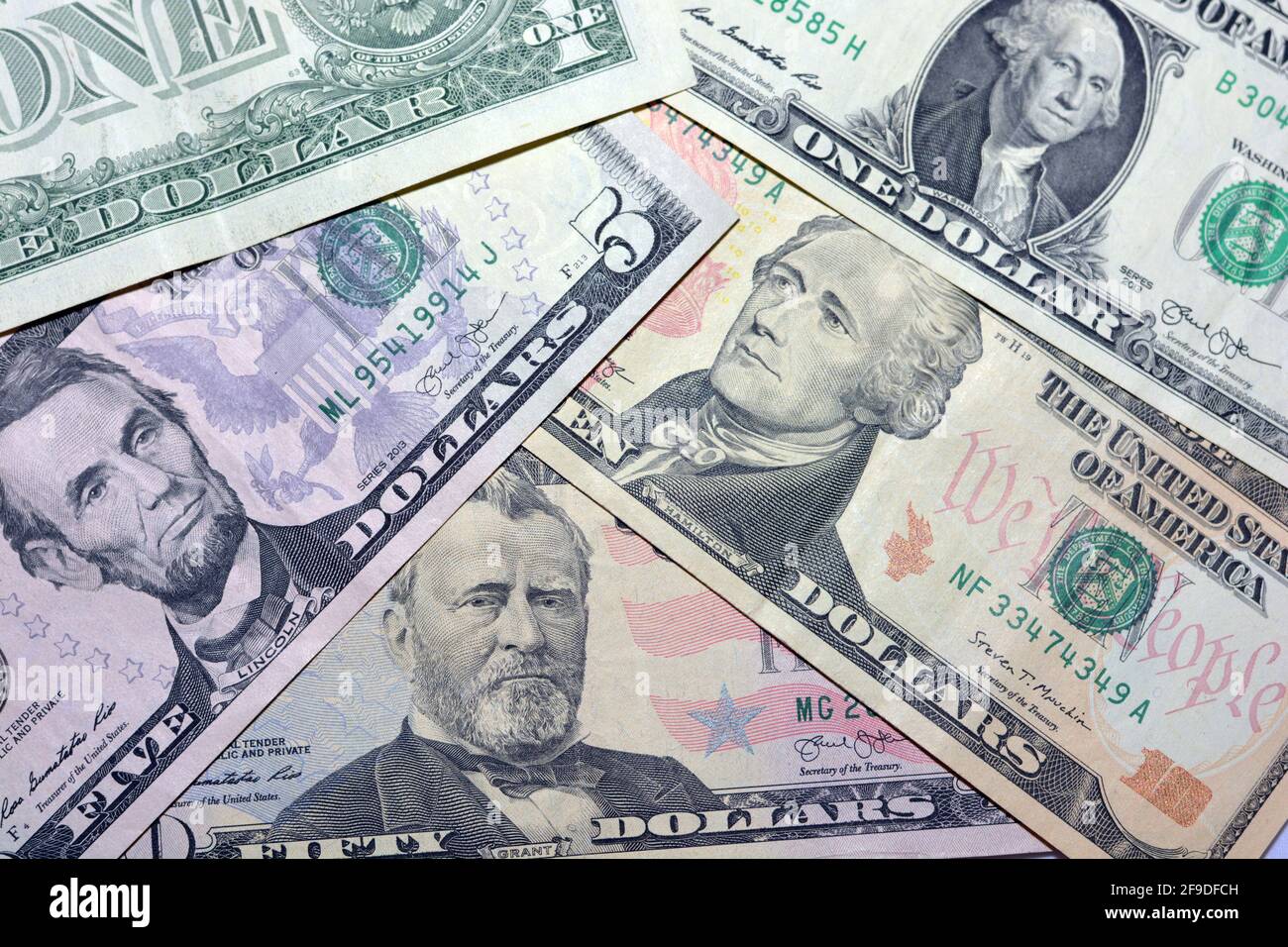 Amerikanischer Geldhintergrund, amerikanische Dollar-Rechnung von 1, 5, 10 und 50 Dollar, selektiver Fokus der verschiedenen Banknoten Stockfoto