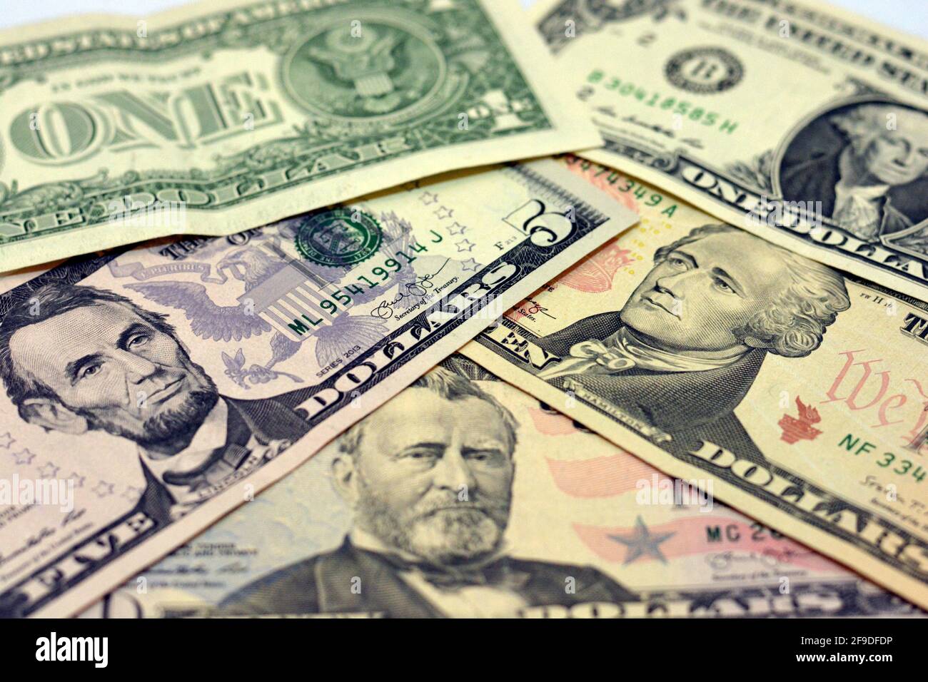 Amerikanischer Geldhintergrund, amerikanische Dollar-Rechnung von 1, 5, 10 und 50 Dollar, selektiver Fokus der verschiedenen Banknoten Stockfoto