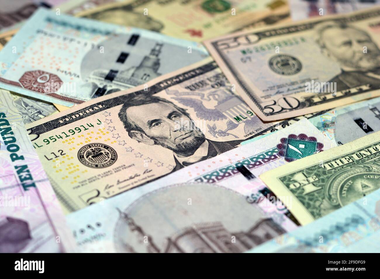 Ägyptische Landeswährung mit US-Dollar-Banknoten im Hintergrund. Geldscheine. Ägyptische Pfund-Banknoten und amerikanische Dollar-Rechnungen Hintergrund. Stockfoto