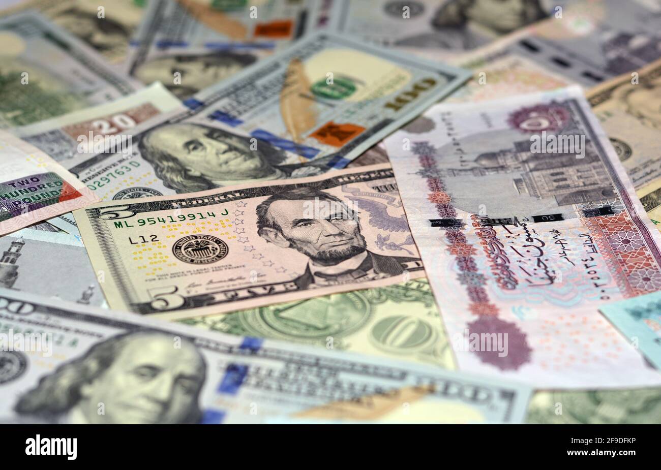 Ägyptische Landeswährung mit US-Dollar-Banknoten im Hintergrund. Geldscheine. Ägyptische Pfund-Banknoten und amerikanische Dollar-Rechnungen Hintergrund. Stockfoto