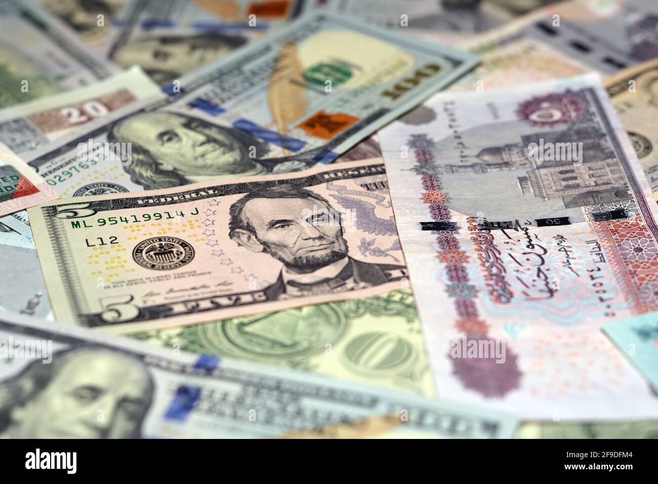 Ägyptische Landeswährung mit US-Dollar-Banknoten im Hintergrund. Geldscheine. Ägyptische Pfund-Banknoten und amerikanische Dollar-Rechnungen Hintergrund. Stockfoto