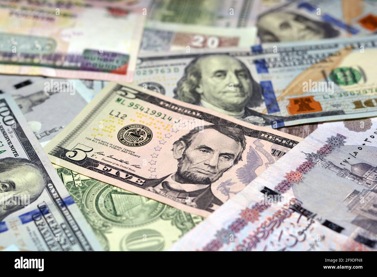 Ägyptische Landeswährung mit US-Dollar-Banknoten im Hintergrund. Geldscheine. Ägyptische Pfund-Banknoten und amerikanische Dollar-Rechnungen Hintergrund. Stockfoto