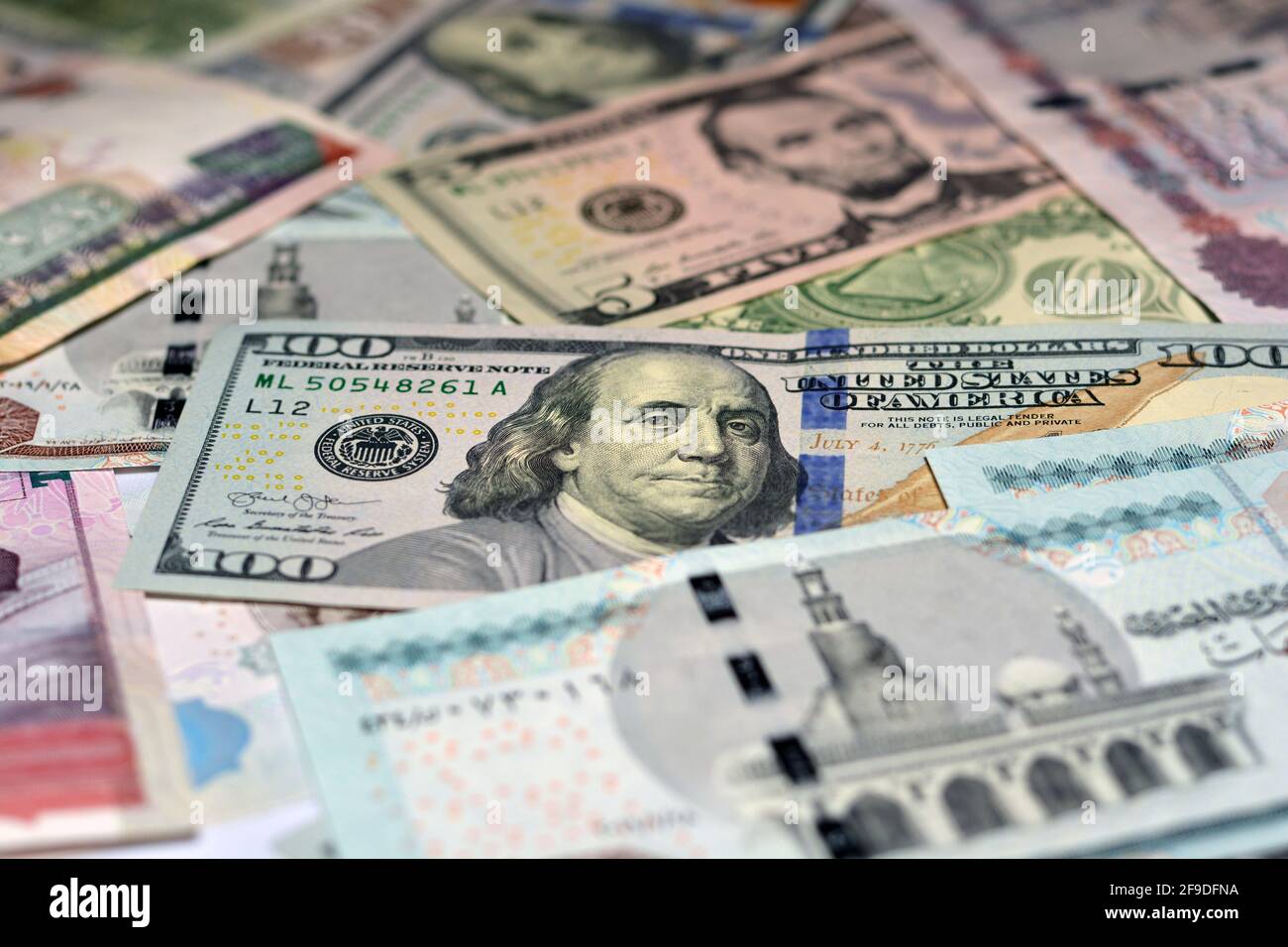 Ägyptische Landeswährung mit US-Dollar-Banknoten im Hintergrund. Geldscheine. Ägyptische Pfund-Banknoten und amerikanische Dollar-Rechnungen Hintergrund. Stockfoto