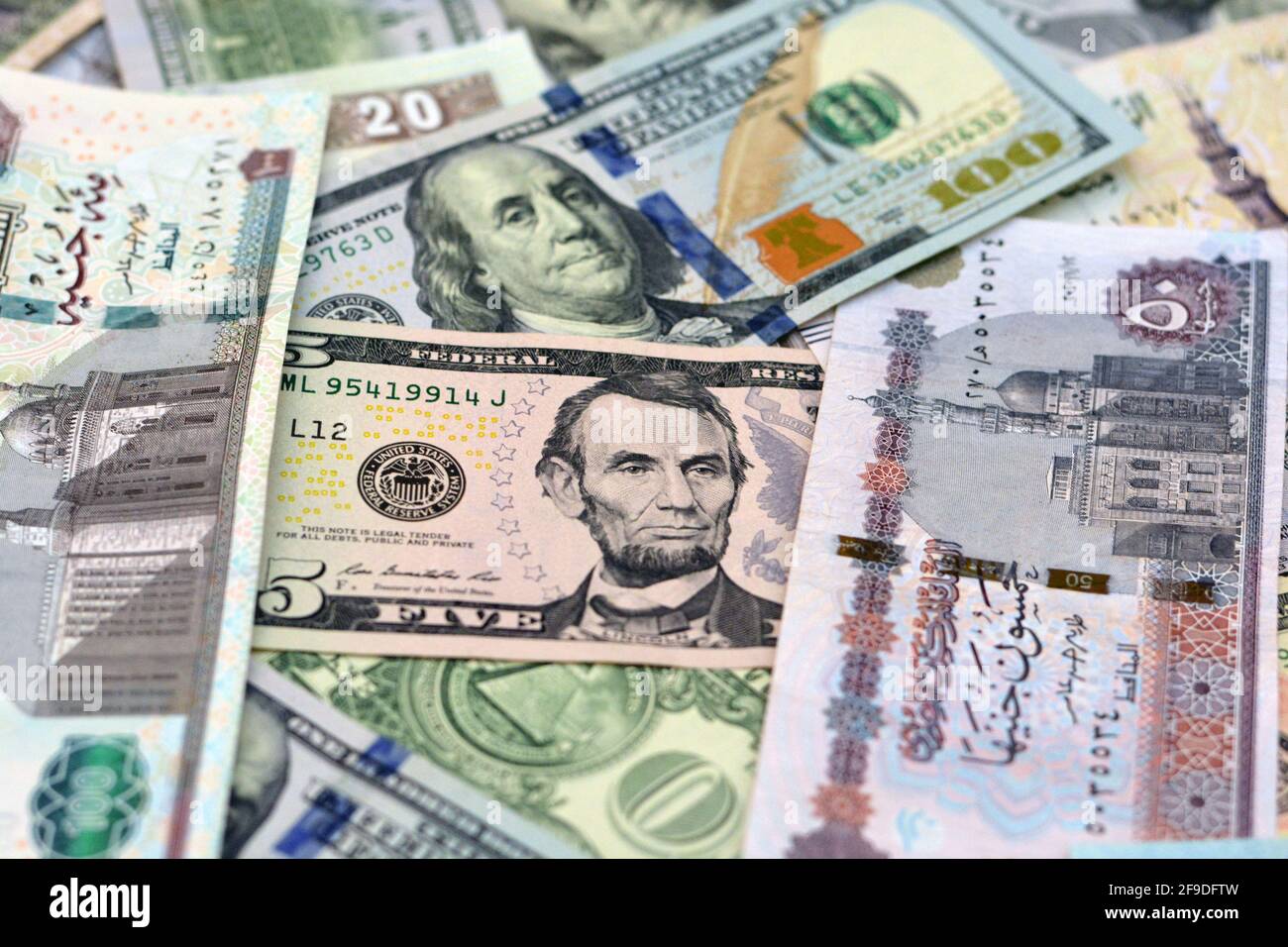 Ägyptische Landeswährung mit US-Dollar-Banknoten im Hintergrund. Geldscheine. Ägyptische Pfund-Banknoten und amerikanische Dollar-Rechnungen Hintergrund. Stockfoto