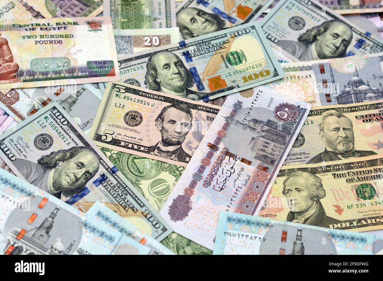 Ägyptische Landeswährung mit US-Dollar-Banknoten im Hintergrund. Geldscheine. Ägyptische Pfund-Banknoten und amerikanische Dollar-Rechnungen Hintergrund. Stockfoto
