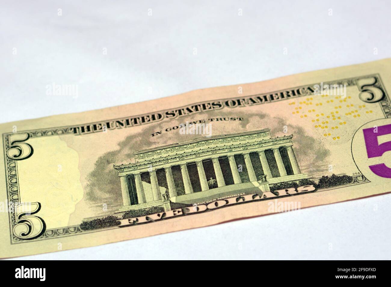 Rückseite des 5-Dollar-Porträts, Hintergrund der 5-Dollar-Banknote, selektiver Fokus, us-Dollar-Banknote Stockfoto