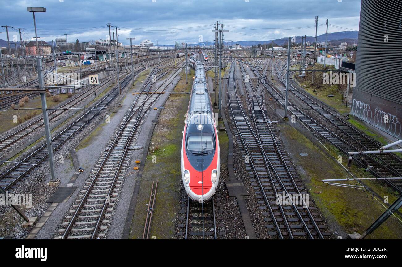 Draufsicht auf einen Zug, der in einem städtischen Evnironment auf die Kamera zukommt Stockfoto