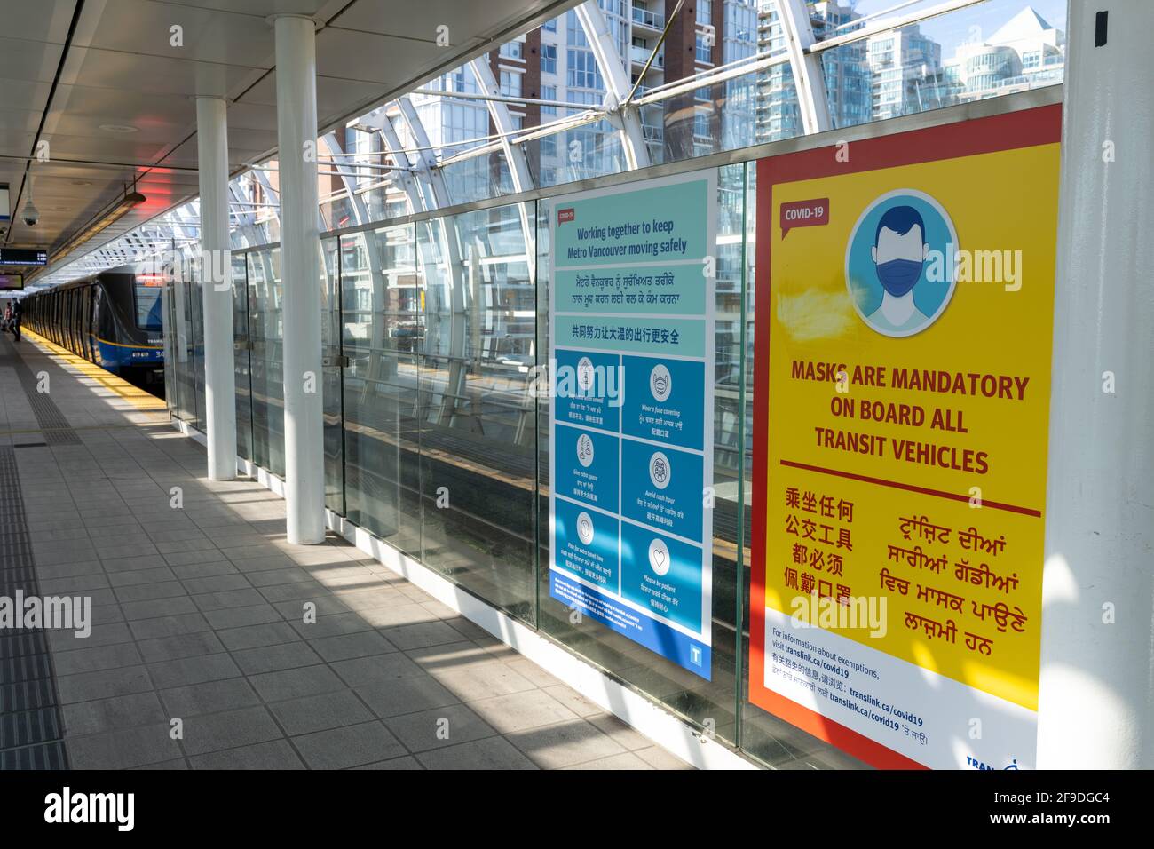 Skytrain Main Street-Science World Station während der Pandemieperiode des Covid-19. An Bord aller Transitfahrzeuge sind Gesichtsmasken obligatorisch. Stockfoto