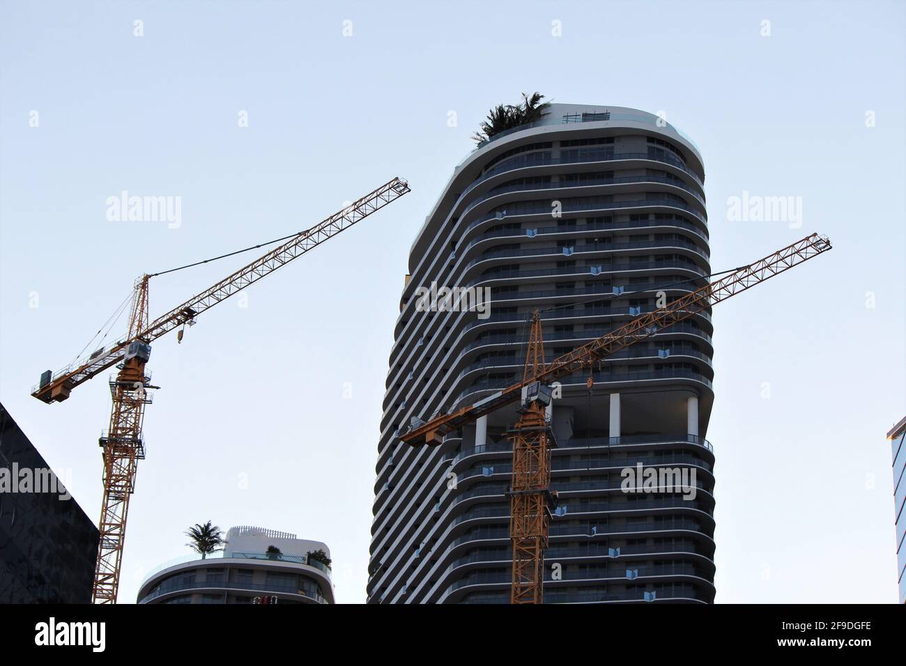 Innenstadt in Florida in Brickell Nachbarschaft mit Nahaufnahme von Baukran mit Schildern für Suffolk Morrow und Liebherr. Stockfoto