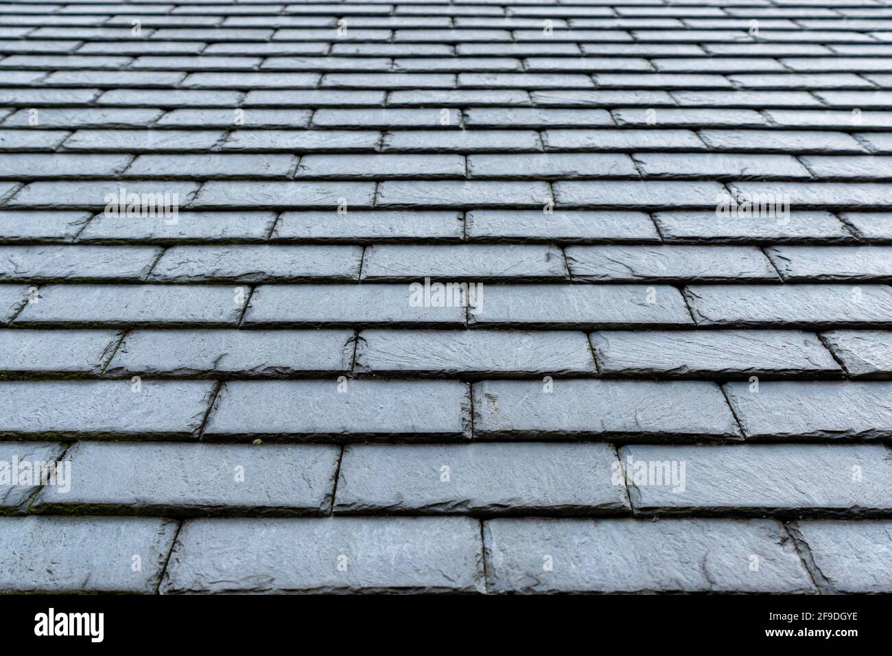 Rechteckige, graue Schieferdach-Schindeln Stockfoto